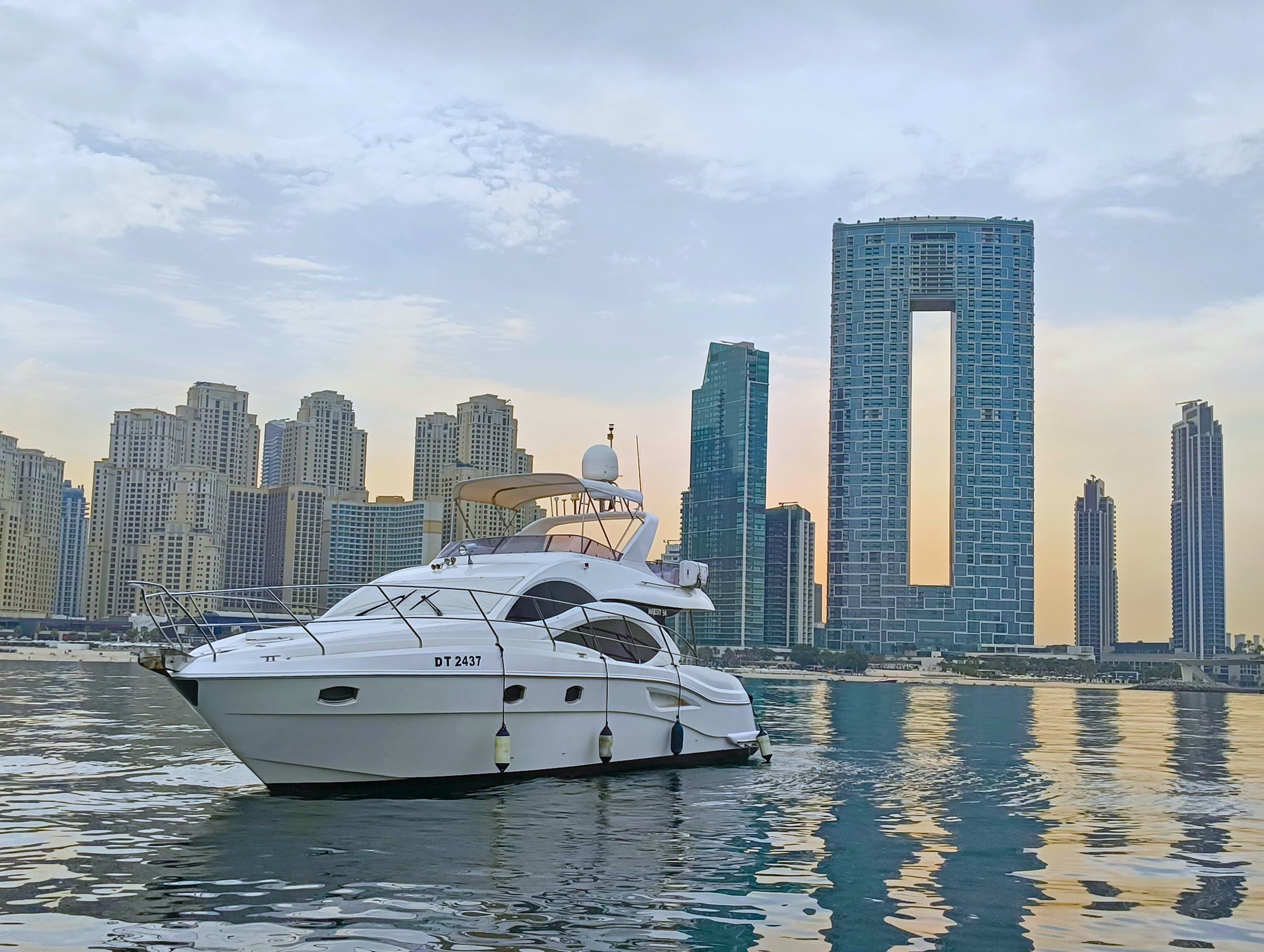 Yacht Majesty 50 zu mieten in Dubai